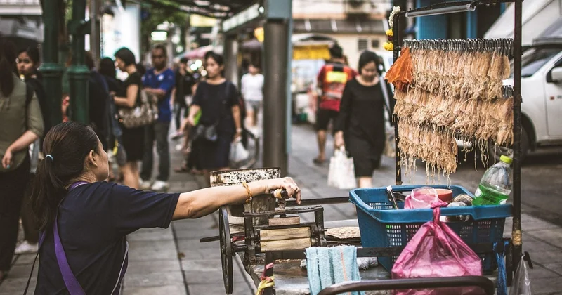 Les plats emblématiques de la street food thaïlandaise