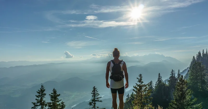 Voyager léger femme : adaptations pratiques